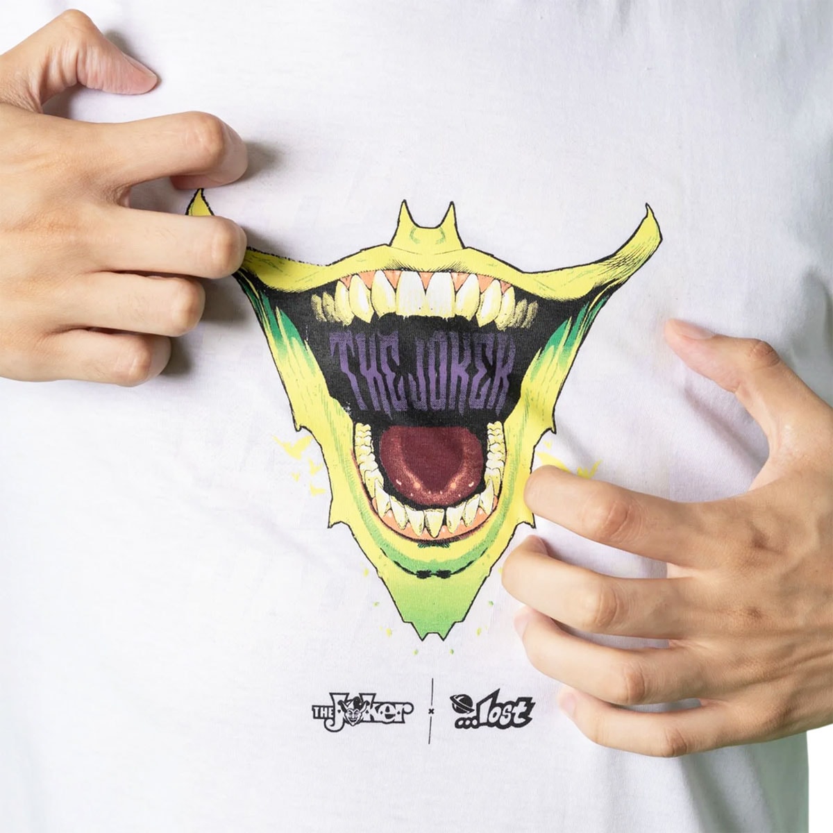 Camiseta Lost Joker Hahaha Uv Branca os melhores preços | Clique e