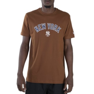Camiseta New Era NY Yankees Essentials Colors Marrom